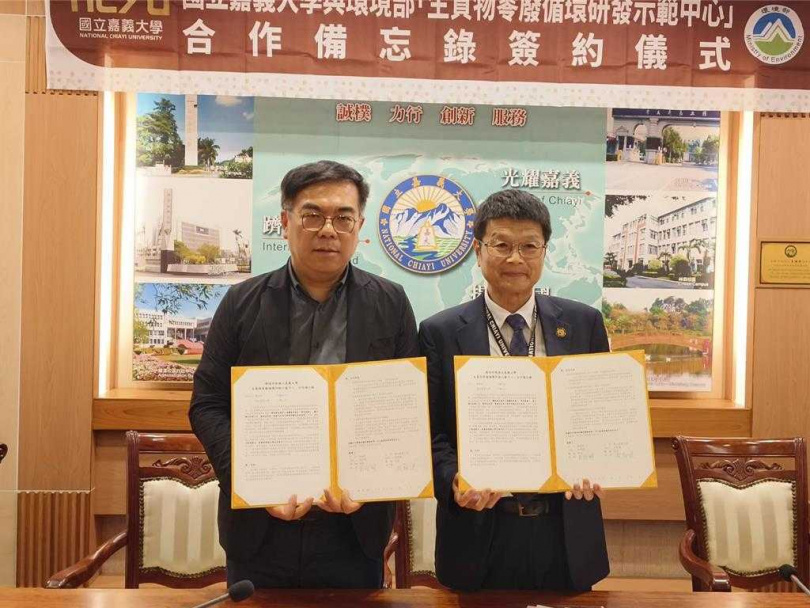 環境部長彭啓明與嘉義大學校長林翰謙簽署「生質物零廢循環研發示範中心」合作備忘錄。（圖／中國時報記者廖素慧攝）