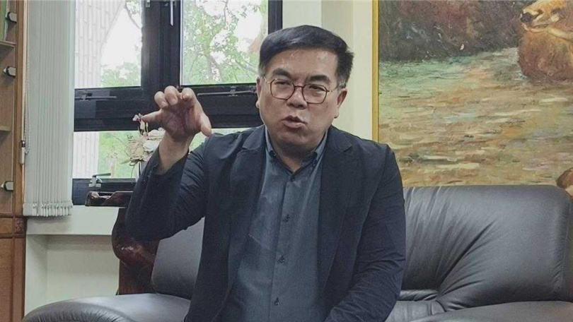 嘉縣新庄滯洪池光電場已罰900萬元，環境部長彭啓明限9／5前清完。（圖／中國時報記者廖素慧攝）