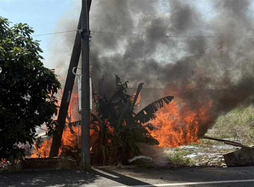 林姓男子疑疲勞駕駛，30日下午3時開車在後壁區與嘉義縣交界處自撞橋墩，車輛起火延燒田野，幸好車上3人之中有2人受傷送醫後無大礙，另1人無傷勢。（圖／讀者提供）