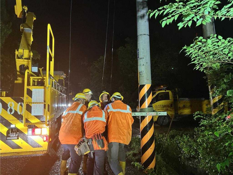 金門18日晚間下起大雷雨，金寧鄉伯玉路2段一帶因有樹木斷裂碰觸高壓線路，造成545用戶停電；台電獲報立即派員至現場摸黑搶修復電。（圖／台電）
