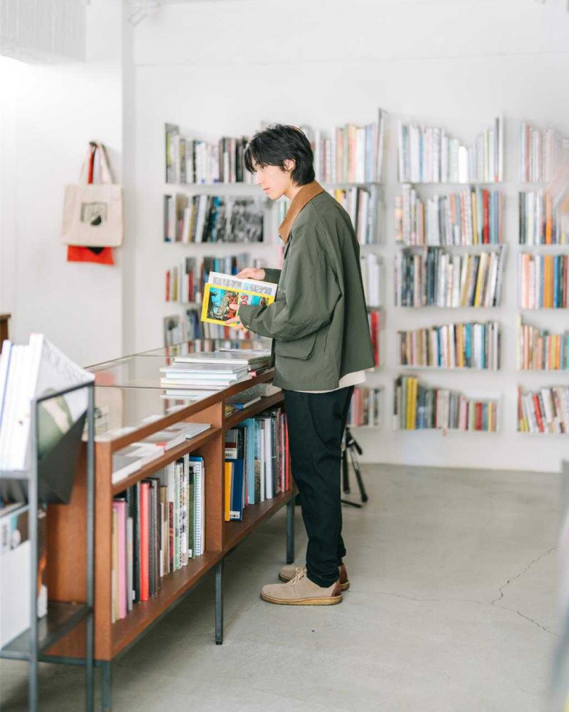 德德人生首代言就是plain-me，這次二度代言化身書店店員，十分有日劇氛圍。（圖／plain-me提供）