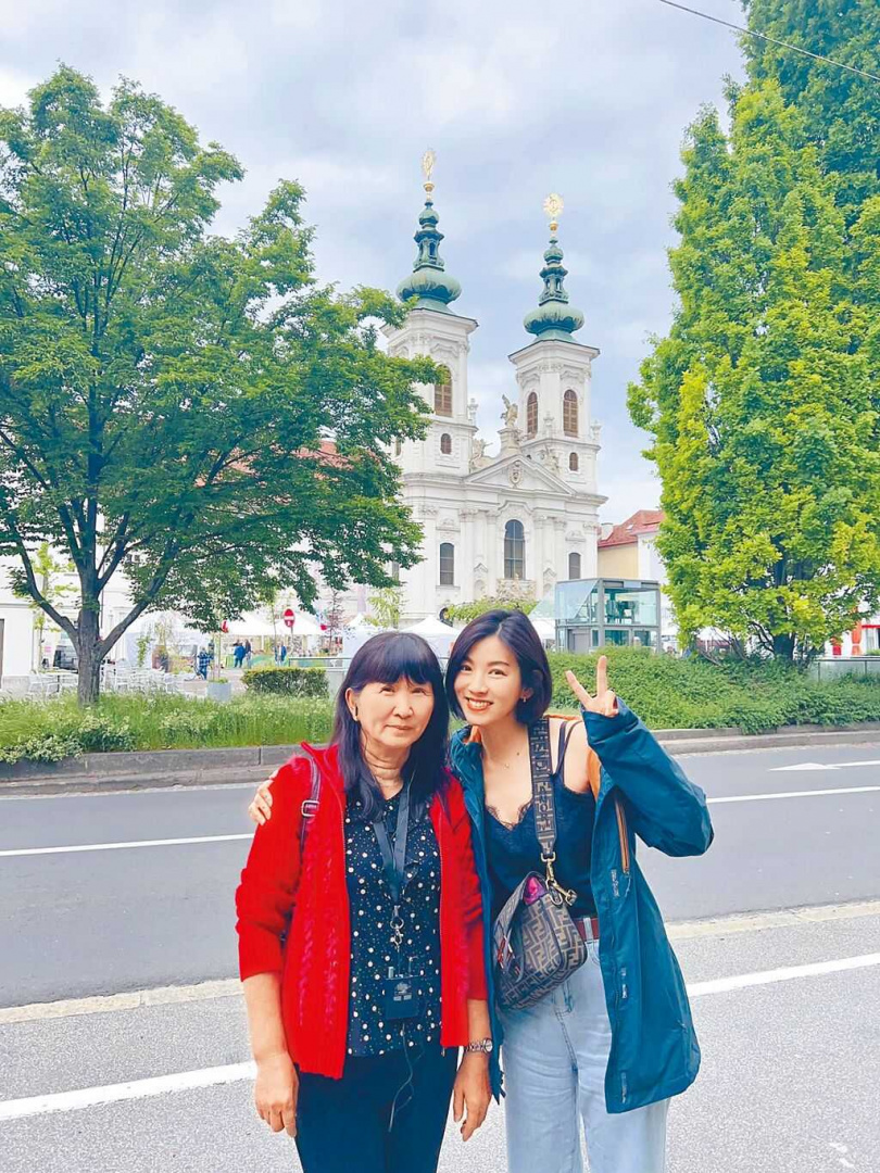 孝順的米可白(右)之前經常帶媽媽一起出國旅遊。(圖/米可白提供)