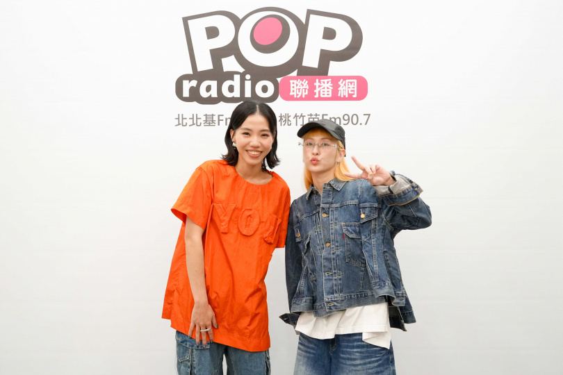 洪佩瑜讓魏如昀養成拉筋的習慣。(圖/POP Radio提供)