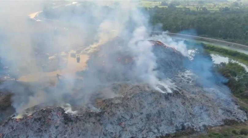 台南市後壁區烏樹林廢棄物暫置場21日發生火警，延燒14小時才撲滅，22日上午仍冒著白煙，才火處理仍需數日。（圖／台南市消防局提供）