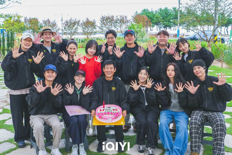 十週年團綜共集結 15 位主演回歸，包括成東鎰、羅美蘭、李惠利、朴寶劍、高庚杓等人齊聚一堂。（圖／愛奇藝國際版提供）