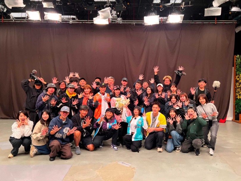 峮峮（中）將離開節目，全體工作人員合照留念。（圖／中視提供）