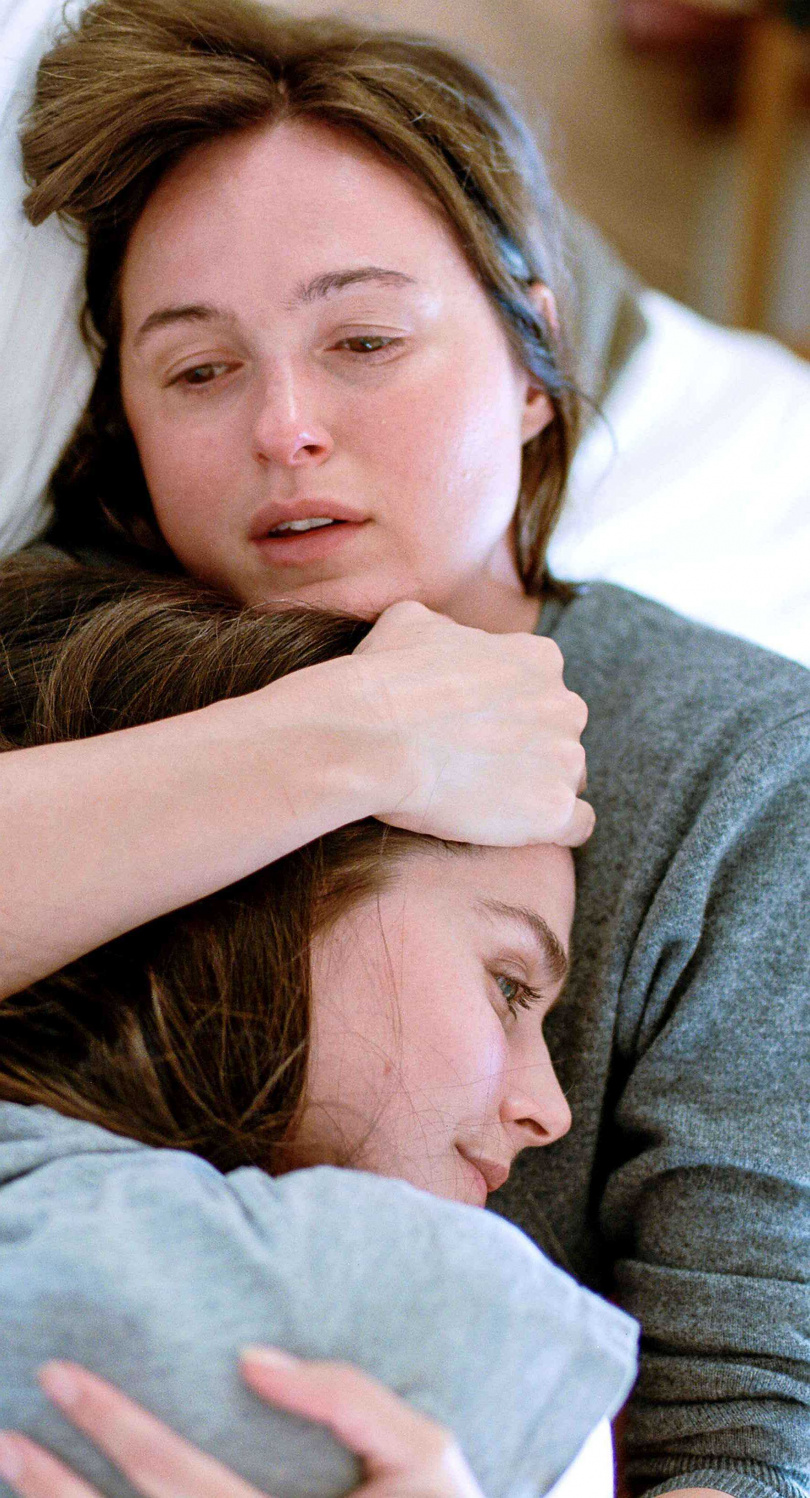 《情感的價值》女主角蕾娜特萊茵斯薇 和女配角英嘉•伊布思朵特•李拉歐斯雙雙獲得奧斯卡入圍後相擁而泣。（圖／海鵬提供）