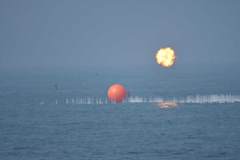 勁蜂一型無人機後有精準擊中海上球型目標。(圖/報系資料照)