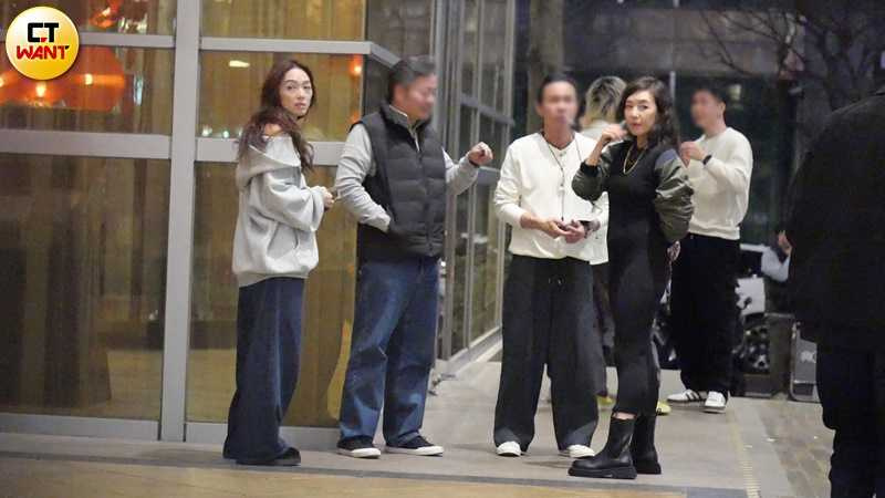 路嘉怡等人抽空下樓放風抽煙。（圖／本刊攝影組）