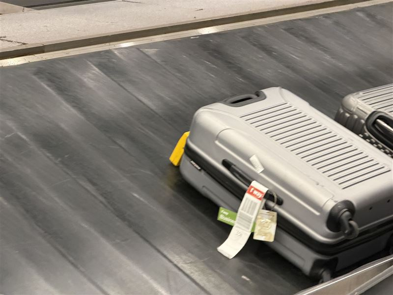 旅遊達人指出,如果李箱入境被上黃色大鎖,要趕快走機場通報通道處理,誠實申報免受罰。(圖/翻攝自不奇而遇 Steven & Sia臉書)