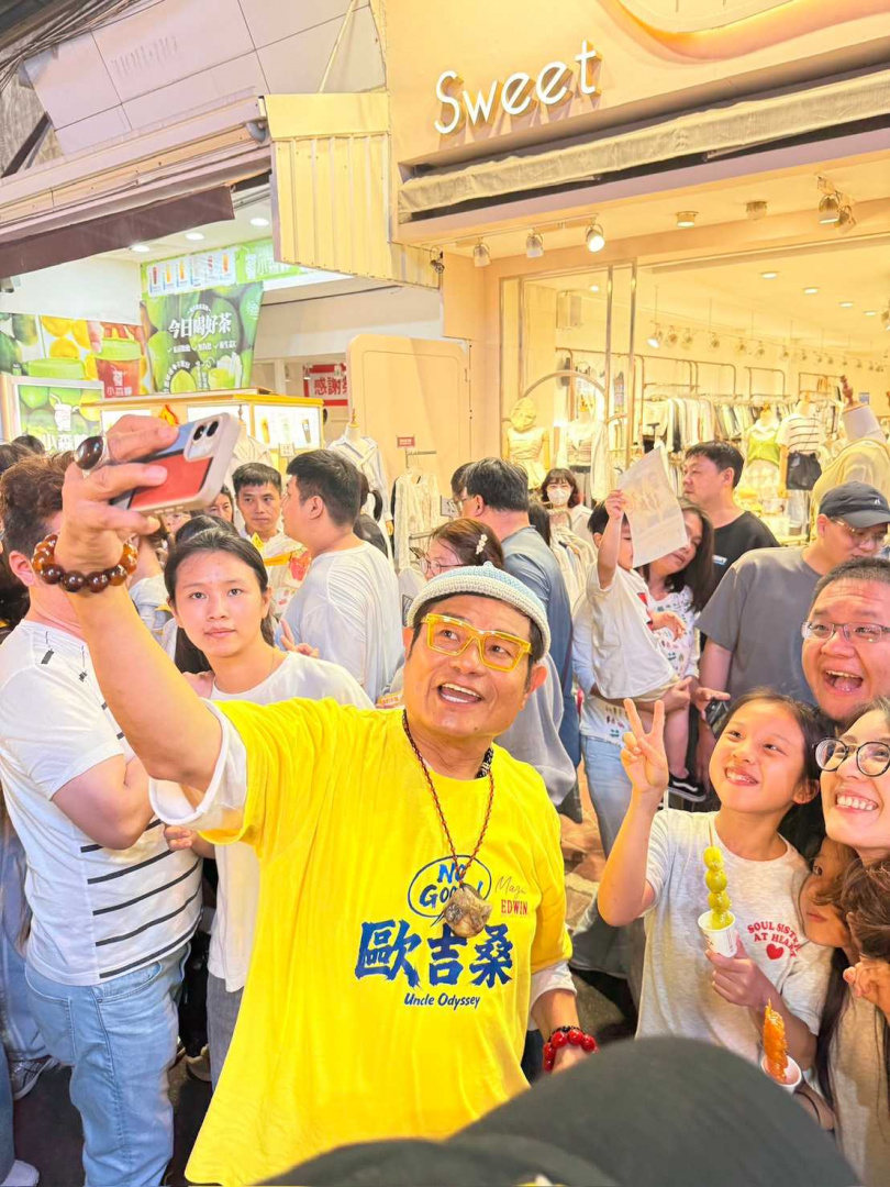 《NO GOOD!歐吉桑》劇組前往台中逢甲夜市,許效舜親切與粉絲合照。(圖/萬騰文化創意)