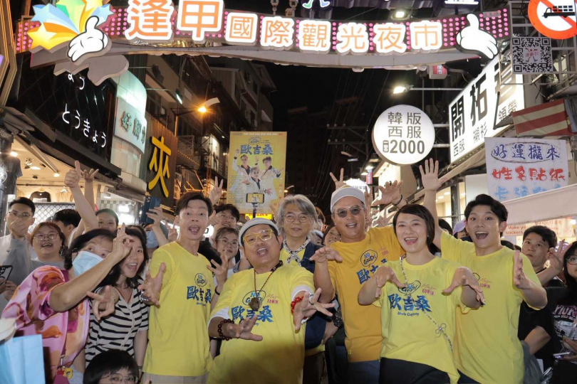 《NO GOOD!歐吉桑》劇組前往台中逢甲夜市,李國煌(左起)、許效舜、導演張清峰、李銘順、章家瑄、林毓家。(圖/萬騰文化創意)