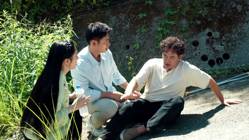 柯叔元劇中失足滾落到河邊,楊子儀、韓瑜衝上去查看狀況。(圖/民視)
