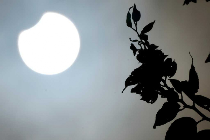 今年日全食恰逢台灣鬼門開時段,引發民俗討論,命理師呼籲以平常心面對。