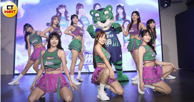 臺中連莊職業排球隊先前的「Little Witches小魔女啦啦隊」，7月底合約到期全員「Thank You」。（圖／侯世駿攝）