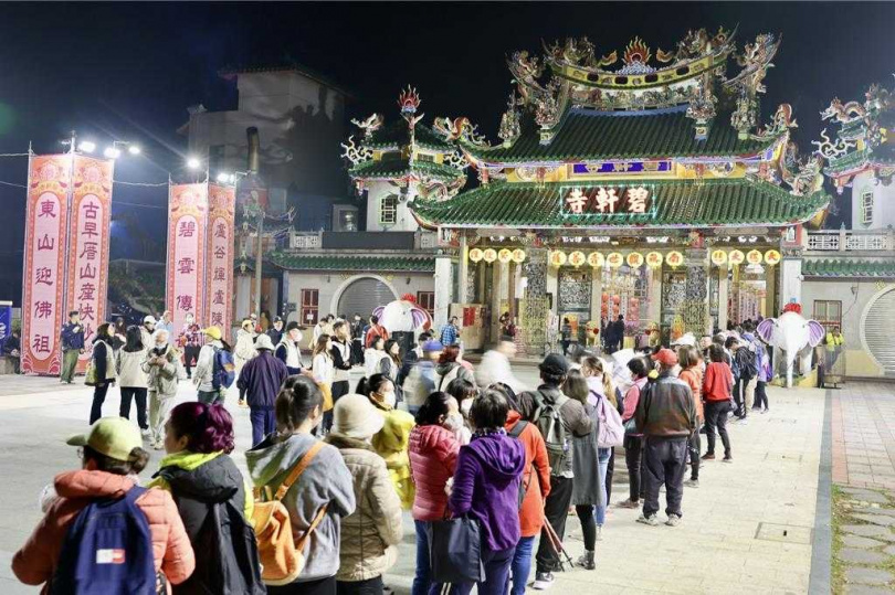 天還未亮，大批隨香信眾在廟外等待遶境隊伍啟程。（圖／台南市政府提供／中國時報張毓翎台南傳真）