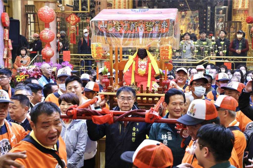 市長黃偉哲（中）一大清早到場為佛祖獻香和扶轎。（圖／台南市政府提供／中國時報張毓翎台南傳真）