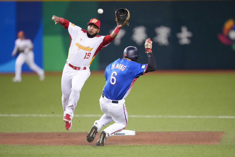 中華隊首打席王博玄擊出安打，並盜上二壘。（圖／大會提供）