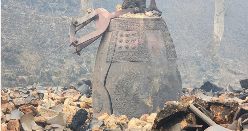 孤雲寺遭到無情大火吞噬，不僅磚瓦燒到焦黑，就連銅鐘也斷裂在地。（圖／擷取自X）