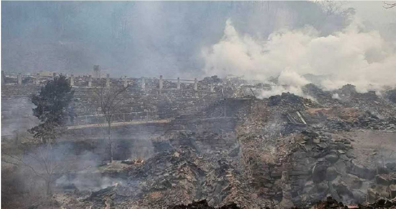 儘管現場已不見火勢，但仍冒出陣陣餘煙。（圖／擷取自X）