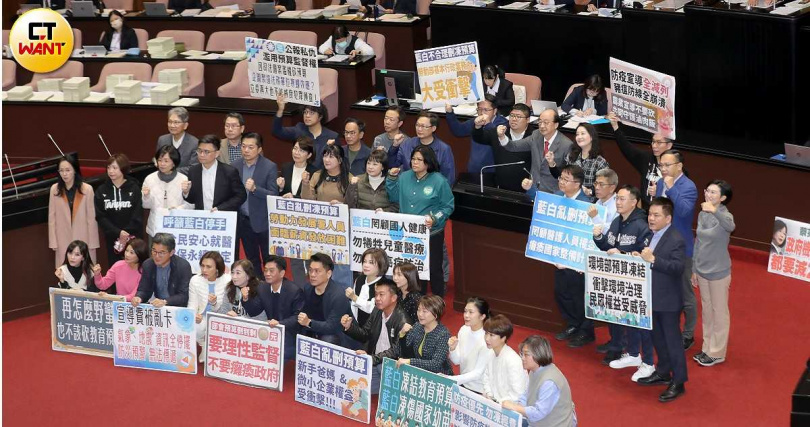 立院上會期審查中央政府總預算，藍白雖聯手砍掉「浮濫編列」的預算，但行政部門也強烈反擊，民進黨更以此為由對藍委發動大罷免（圖／周志龍攝）
