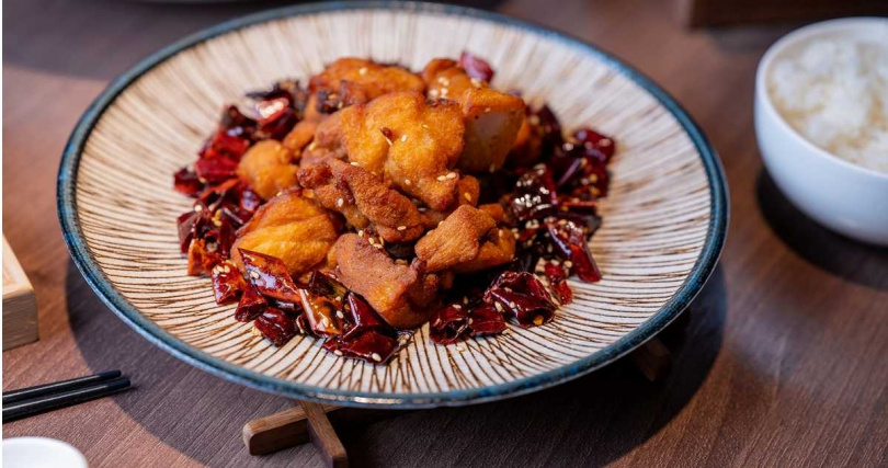 看準外食人口遽增與對口味的多變需求，溜溜富民店改版加入了主廚擅長的下飯菜，如「干烹辣子雞」等菜色。（220元，圖／漢來美食提供）