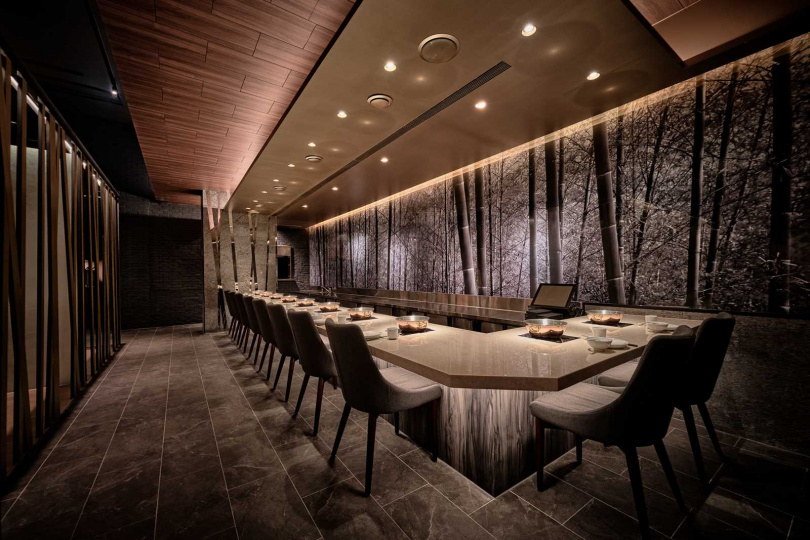 橘色涮涮屋台中館融合旗下頂級單人鍋物品牌「Extension 1 by 橘色」特點，設置一人也能自在用餐的單人鍋物吧檯區，在低調奢華中飽含東方禪意。（圖／橘色集團提供）