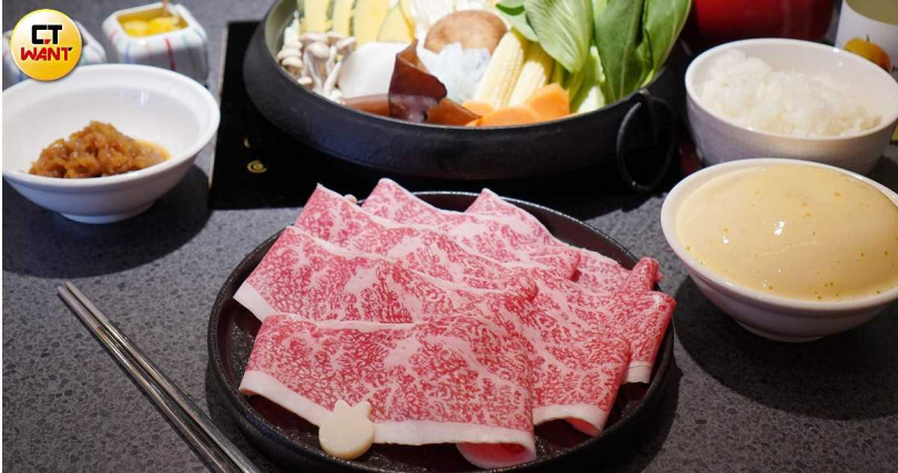 「日本黑毛和牛套餐」會提供和牛肉盤、焦化洋蔥、靈芝蛋慕斯，蔬菜則可依個人喜好自由夾取。（998元＋10%，圖／魏妤靜攝）