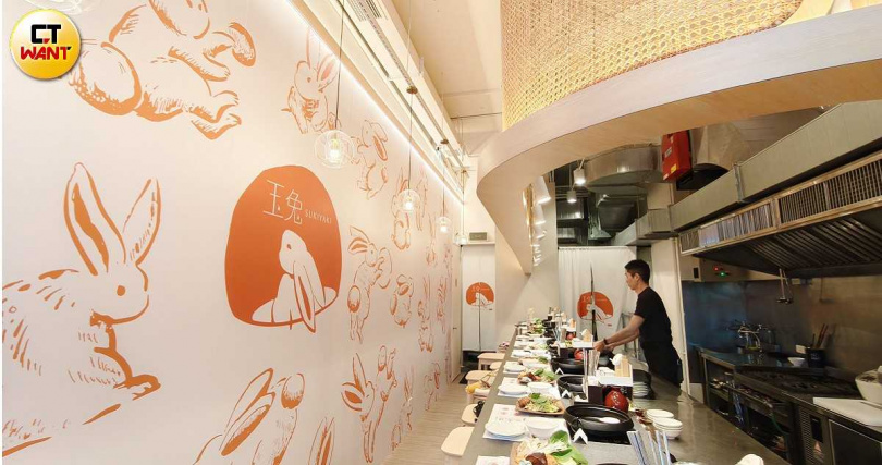 玉兔壽喜燒提供13席吧檯座位，店名是與姊妹店「金月」呼應，發想自《嫦娥奔月》中與月亮相依的擣藥玉兔。（圖／魏妤靜攝）