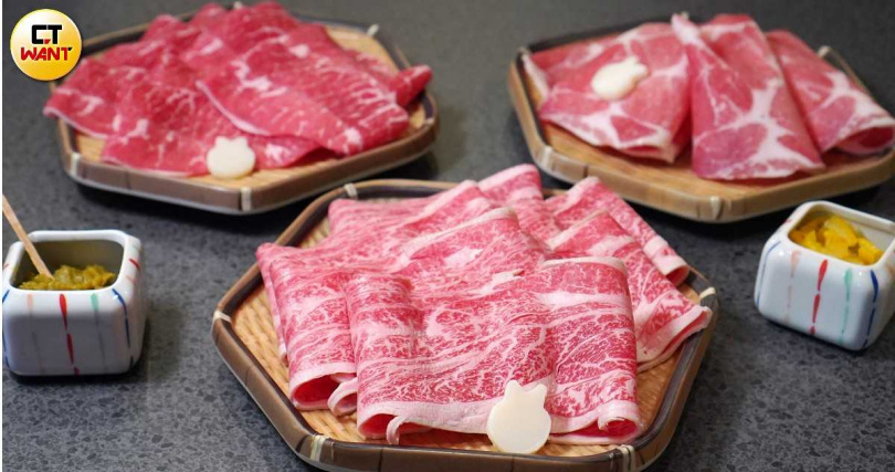 店內除了日本黑毛和牛，還提供「日本國產牛」（前，套餐798元）、「牛五花」（左，套餐598元）、 「梅花豬」（套餐398元，皆須另加10%服務費）共4種選擇。（圖／魏妤靜攝）