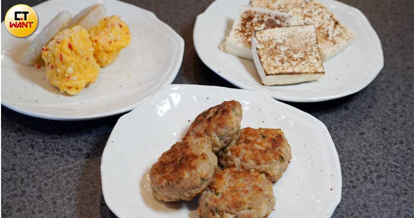 可單點配料包括「手工豬肉丸」（前，80元／2個）、日式火鍋料如魚竹葉（後左，80元／4個）、「燒豆腐。」（60元／4片，圖／魏妤靜攝）