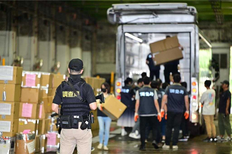 法務部調查局9日舉行「114年全國獲案毒品證物公開銷燬儀式」,共銷燬2008公斤的各式毒品及大麻1748株。(圖/調查局提供)