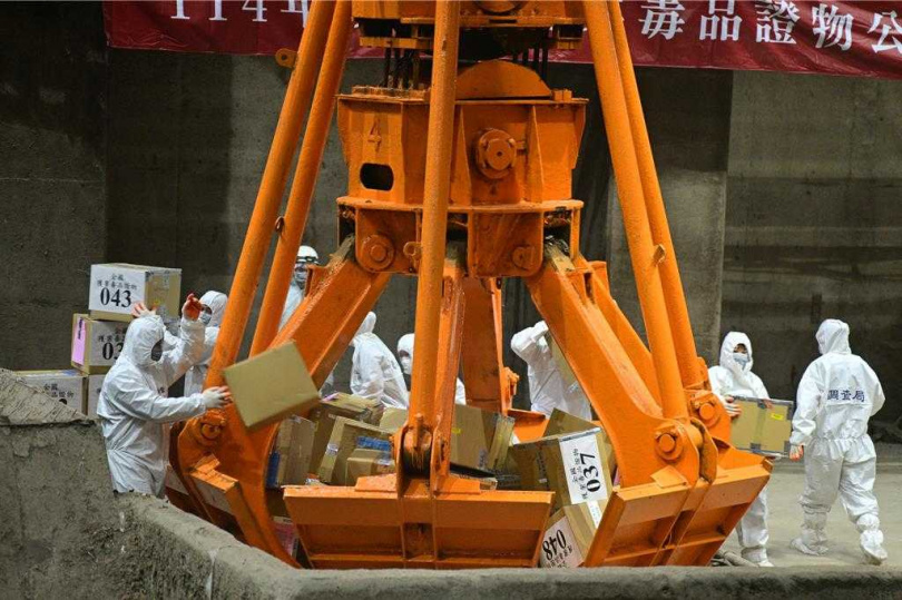 法務部調查局9日舉行「114年全國獲案毒品證物公開銷燬儀式」,共銷燬2008公斤的各式毒品及大麻1748株。(圖/調查局提供)