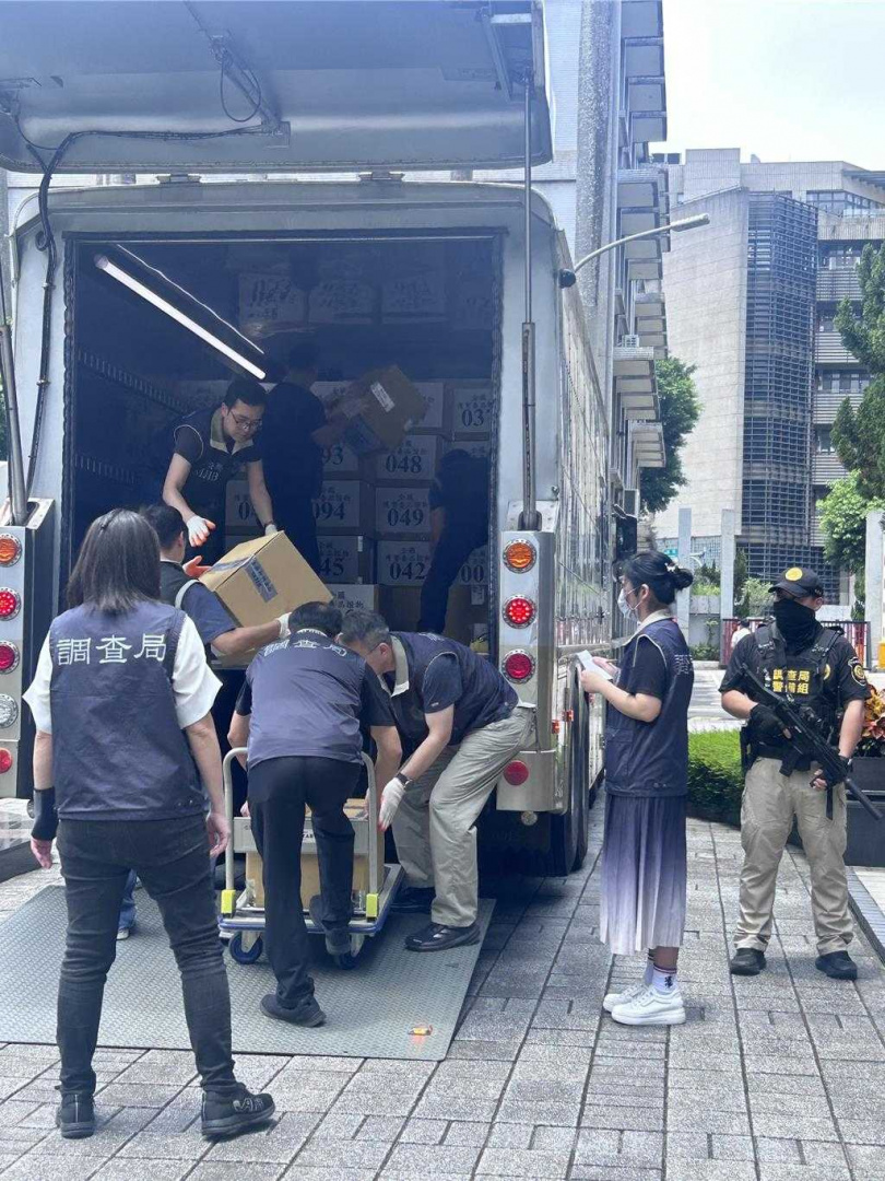 法務部調查局9日舉行「114年全國獲案毒品證物公開銷燬儀式」,共銷燬2008公斤的各式毒品及大麻1748株。(圖/調查局提供)