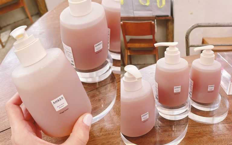 香氣選擇有三種:1.波光:柑橘木質調,佛手柑與雪松交融,像晨間陽光灑落水面。2.繁花:玫瑰與紫羅蘭混合,花園系少女香氣。3.薄暮:粉紅胡椒與檀香調和,木質系晚安氣味。AHRES 磨砂洗手露 310ml / 1,000元(圖/品牌提供)