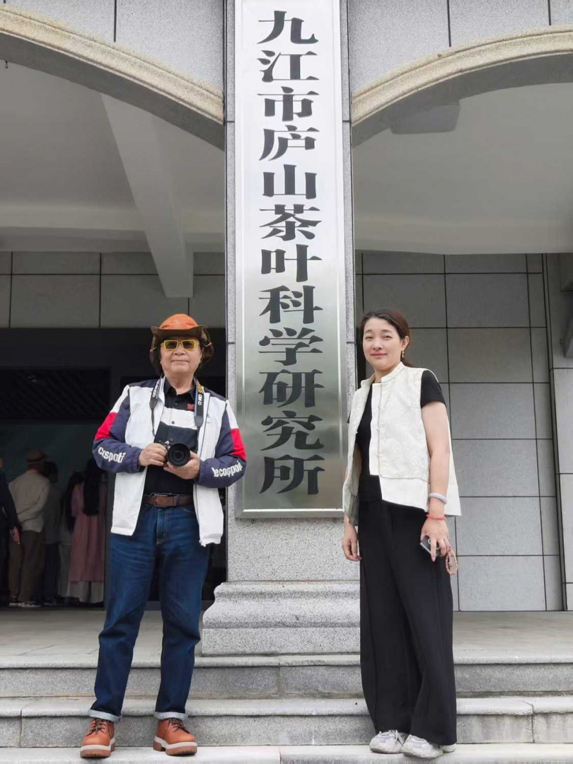 本文作者與廬山茶葉科學研究所鍾所長合影。（圖╱吳德亮攝）