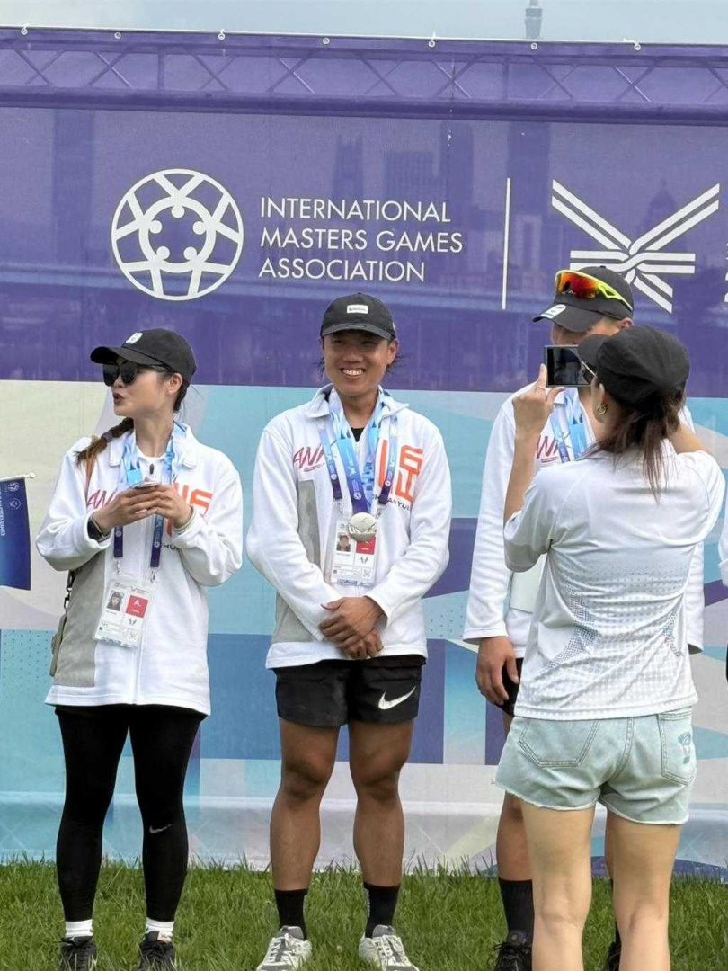 「玖壹壹」成員洋蔥22日參加雙北世界壯年運動會拔河賽。(圖/混血兒娛樂提供)