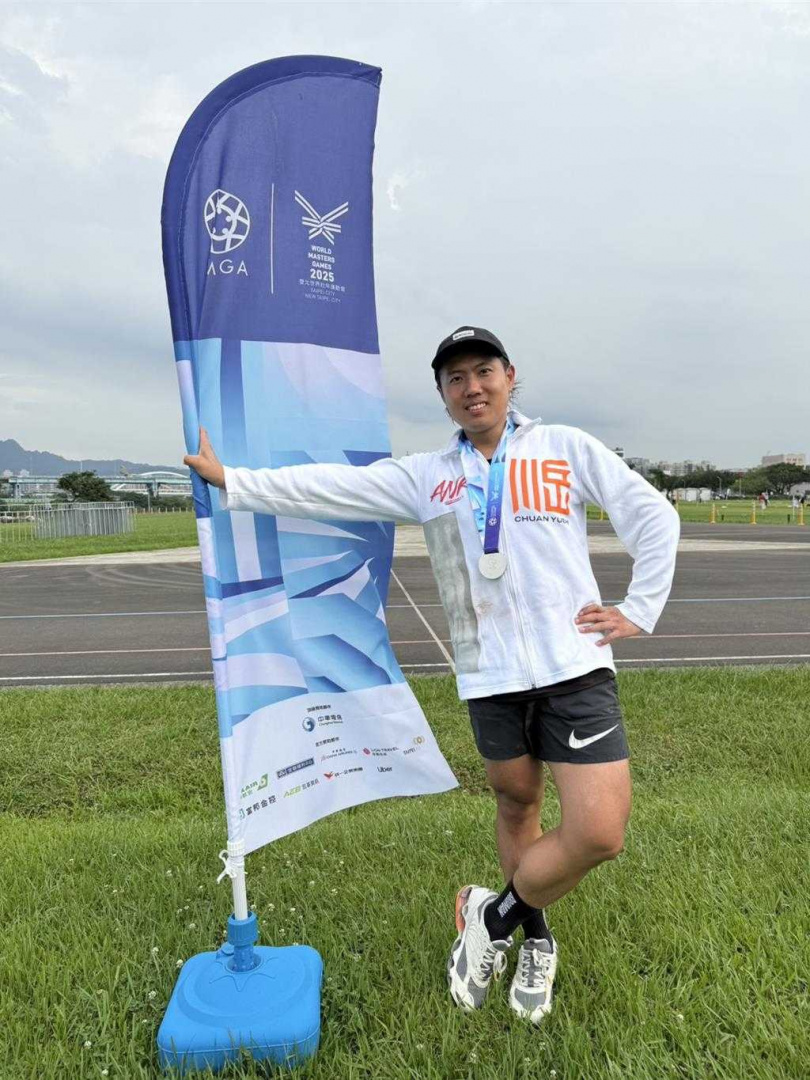 「玖壹壹」成員洋蔥22日參加雙北世界壯年運動會拔河賽。(圖/混血兒娛樂提供)