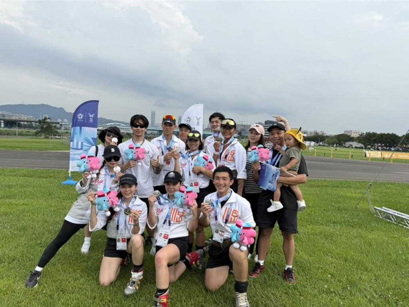 「玖壹壹」成員洋蔥22日參加雙北世界壯年運動會拔河賽。(圖/混血兒娛樂提供)