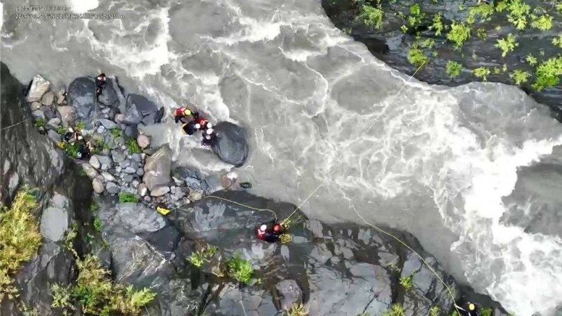 屏東縣霧台鄉山區下午發生溪水暴漲,9位民眾受困狀況。(圖/屏東縣消防局提供)