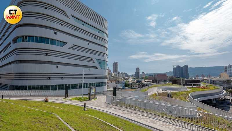 高雄綠之丘具有綠意植栽與遼闊視野，甚至吸引觀光客特地造訪。（圖／焦正德攝）