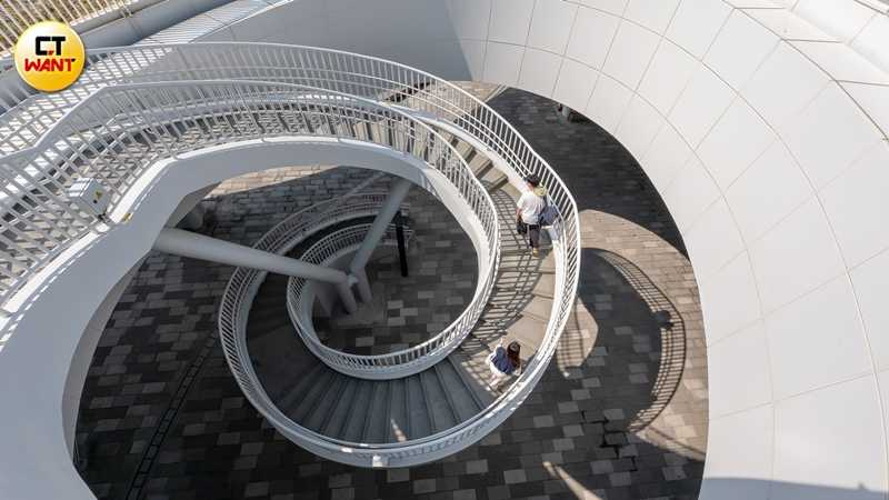 有多處旋轉梯連接雲朵天棚與高雄車站廣場。（圖／焦正德攝）