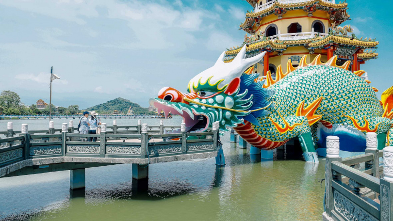 遊客若於白天造訪記得由龍口進、虎口出，象徵「入龍喉出虎口」，可以趨吉避凶。