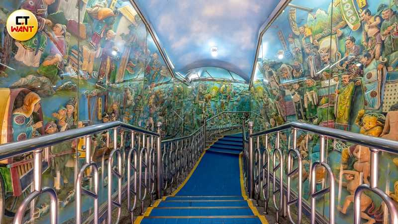 龍塔內壁畫有勸世故事的交趾陶作品，出自交趾陶大師謝東哲之手。（圖／焦正德攝）