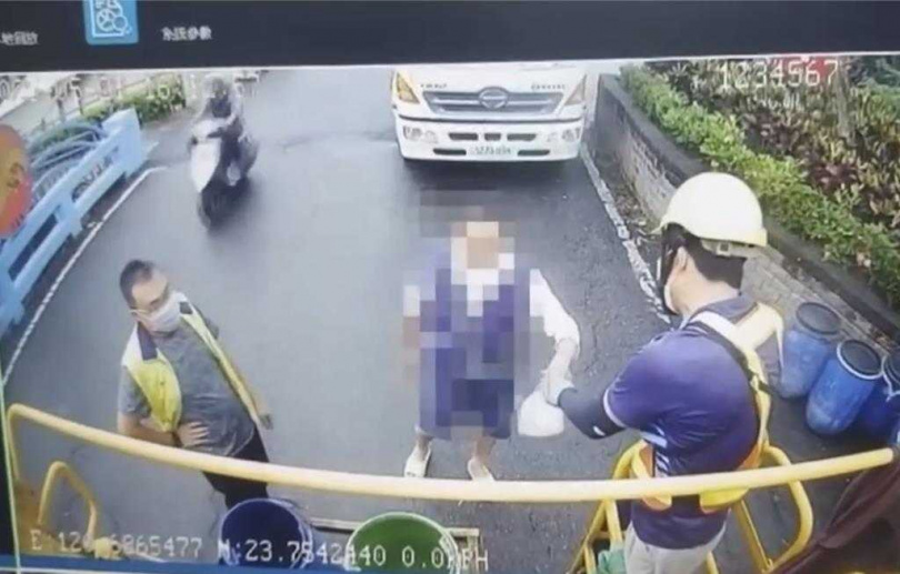 竹山鎮清潔隊員勸男子將垃圾帶回分類再投放,遭恫嚇「不想幹了嗎?看你還有沒有工作」。(圖/翻攝畫面)
