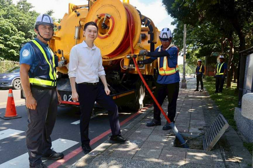 竹北市長鄭朝方（左2）指示市公所於濱海地區預布抽水機，強化防颱與防汛抗力。（圖／翻攝自竹北市公所媒體群組）