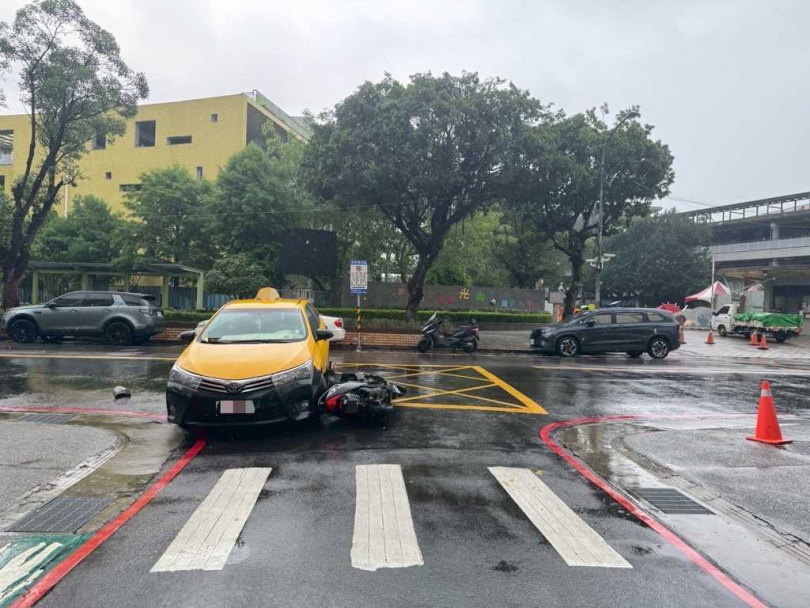 三重正義南路計程車突然左轉撞上直行機車，騎士卡車底後獲救送醫無大礙。（圖／報系資料照）