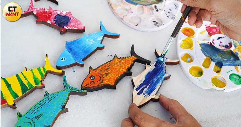 漂流木磁鐵手作體驗會配合「朝陽四季」遊程，不同季節體驗內容不同，有興趣的人可詢問朝陽社區發展協會。（圖／魏妤靜攝）