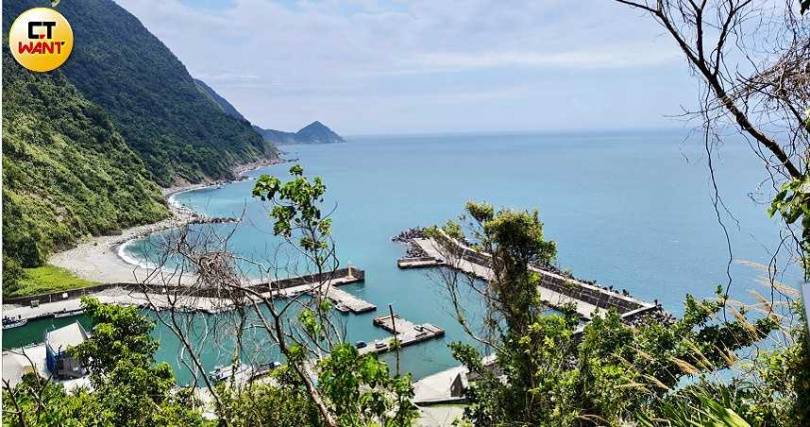 行走朝陽步道期間還可於一處觀海平台欣賞漁港景致，可能還會瞧見遠處的定置漁網。（圖／魏妤靜攝）