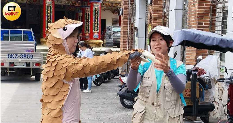 「Hi～朝陽的穿山甲」遊程設計了穿山甲裝讓遊客穿上，在導覽員解說穿山甲習性時增加互動感。（圖／魏妤靜攝）